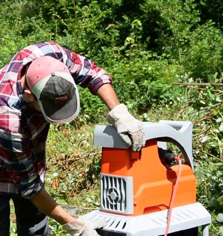 Broyeur à végétaux électrique  branche < 4cm